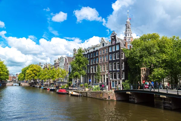 Amsterdam kanalları ve tekneler