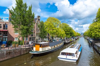 Amsterdam kanalları ve tekneler