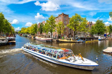 Amsterdam kanalları ve tekneler