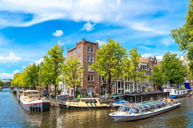 Amsterdam kanalları ve tekneler
