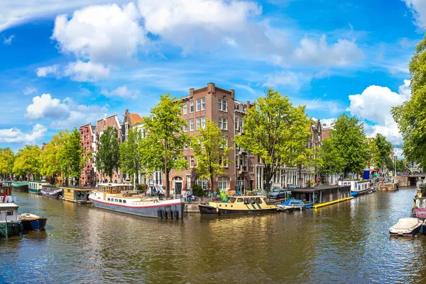 Kanaal en brug in amsterdam — Stockfoto