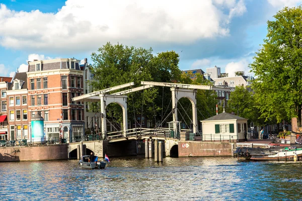 Canal e ponte em Amsterdã — Fotografia de Stock