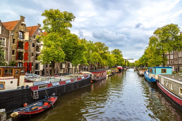 Amsterdamse grachten en boten — Stockfoto