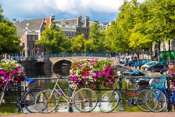 Vélos sur un pont au-dessus des canaux — Photo