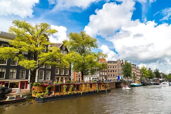 阿姆斯特丹的运河和船 — 图库照片