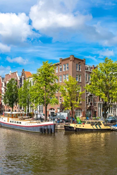 Kanalerna i Amsterdam och båtar — Stockfoto