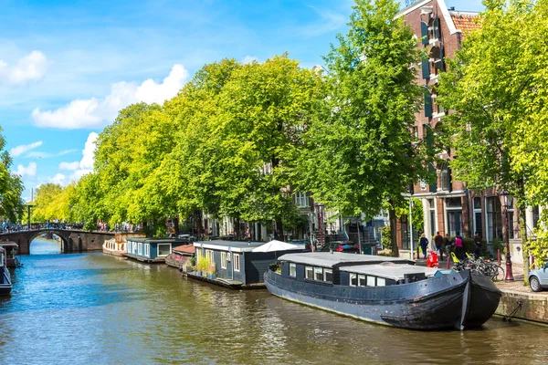 Canales y barcos de Ámsterdam — Foto de Stock