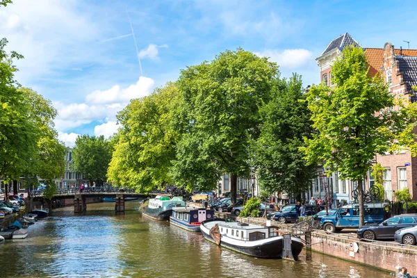 Canales y barcos de Ámsterdam — Foto de Stock