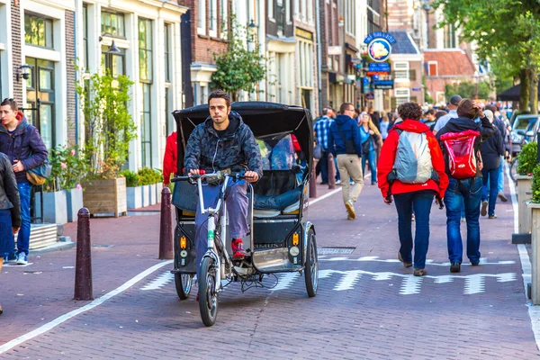 Pessoas andando de bicicleta — Fotografia de Stock