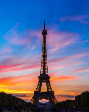 Günbatımında Eyfel Kulesi