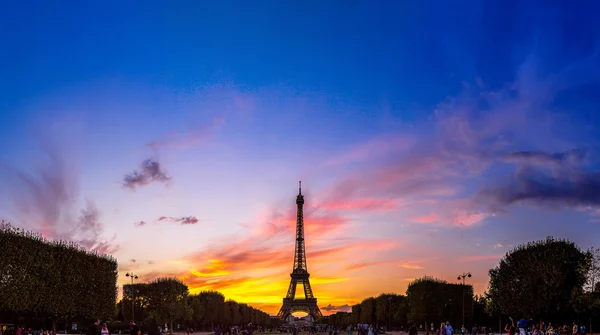 Eiffeltoren bij zonsondergang — Stockfoto