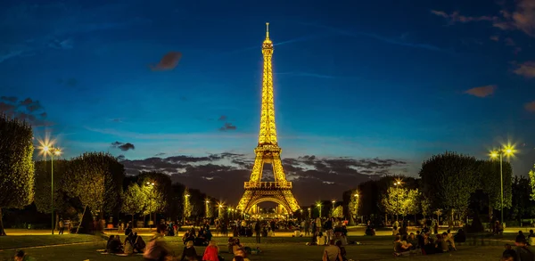 Torre Eiffel ao pôr do sol — Fotografia de Stock