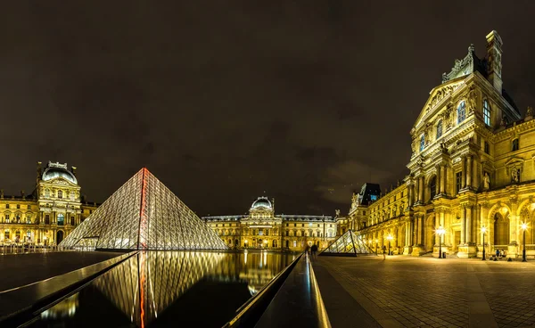巴黎的卢浮宫 — 图库照片