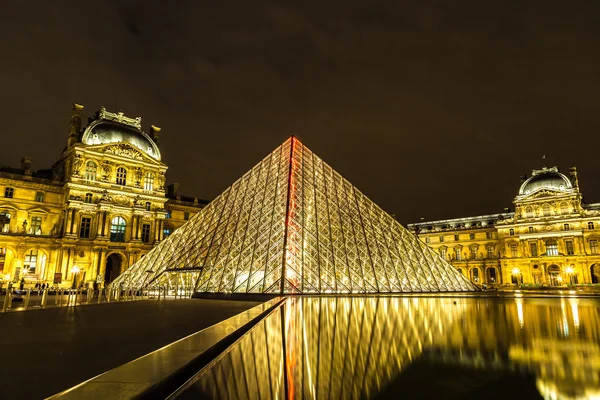 Το Λούβρο τη νύχτα στο Παρίσι — Φωτογραφία Αρχείου