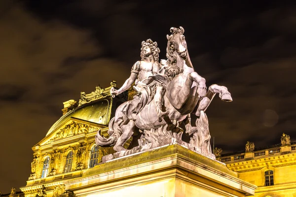Louvre om kvelden i Paris. – stockfoto