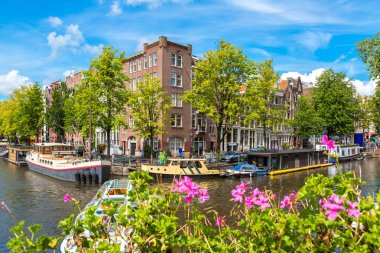 Amsterdam kanalları ve tekneler