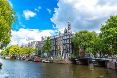 Amsterdam kanalları ve tekneler