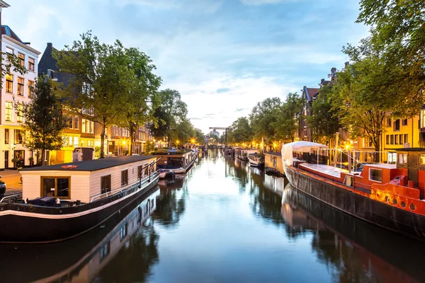 Kanály Amsterdamu v noci — Stock fotografie