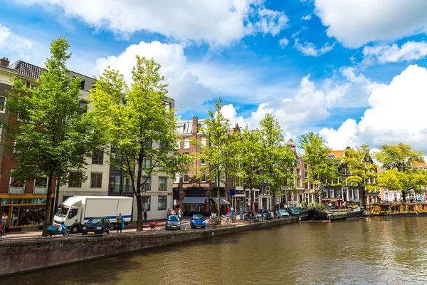 Amsterdamské kanály a čluny — Stock fotografie