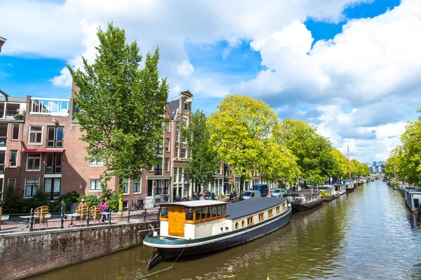 Amsterdamse grachten en boten — Stockfoto