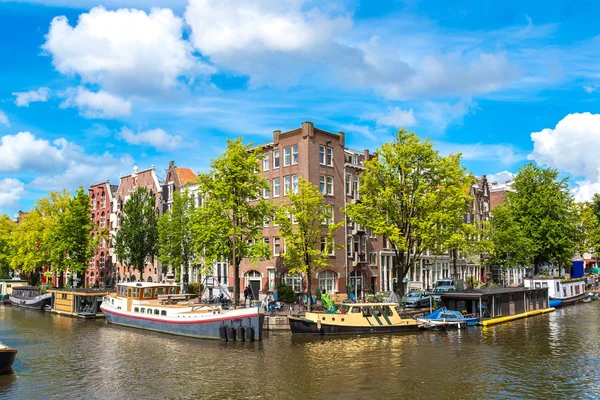 Типових амстердамських каналів і човни — стокове фото