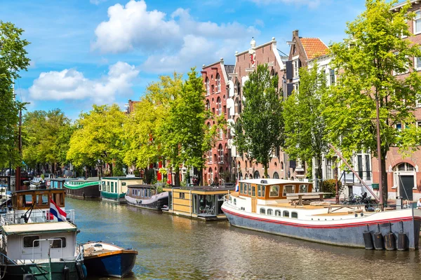 Amsterdamse grachten en boten — Stockfoto