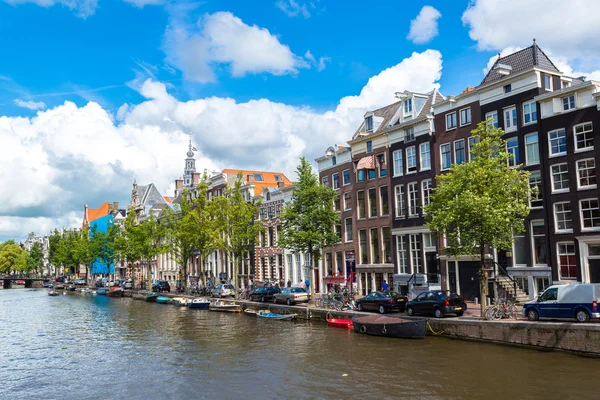 Амстердамские каналы и лодки — стоковое фото