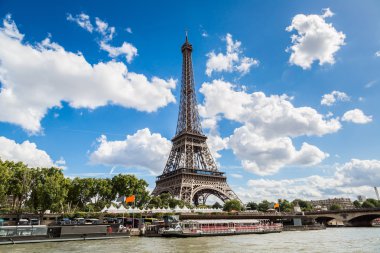 Paris'te Seine ve Eyfel Kulesi