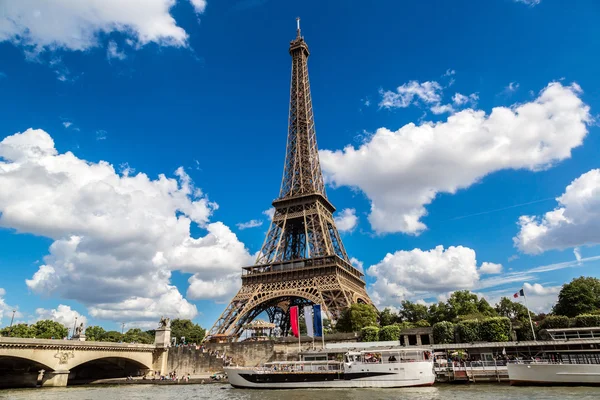 Сена и Эйфелева башня в Париже — стоковое фото