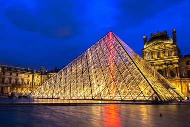 Paris 'teki Louvre Müzesi