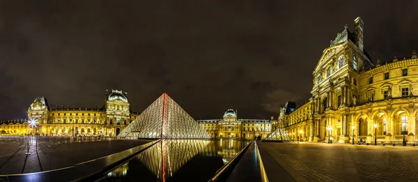 Il Louvre di notte a Parigi — Foto Stock