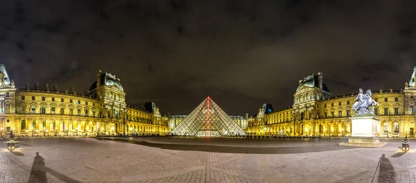 El Louvre de noche en París —  Fotos de Stock