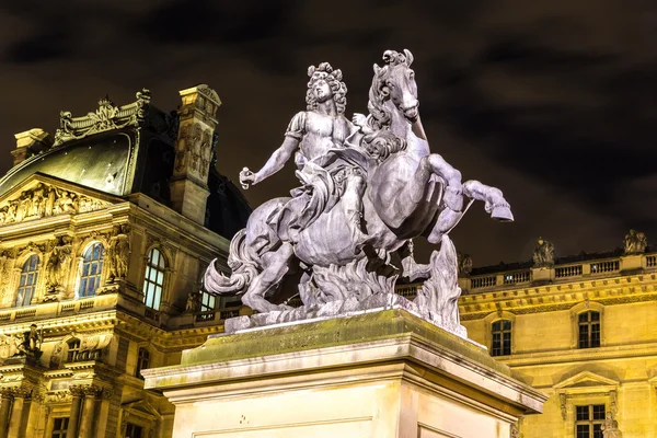 Il Louvre di notte a Parigi — Foto Stock