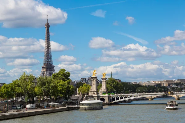 Eiffel Tower and bridge Alexandre III — Stock Photo, Image