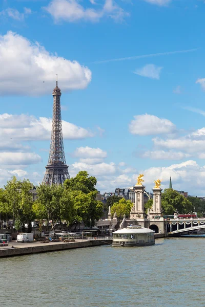 Eiffeltoren en bridge Alexandre Iii — Stockfoto