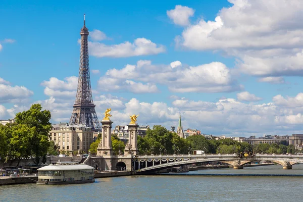 Torre Eiffel y puente Alexandre III —  Fotos de Stock