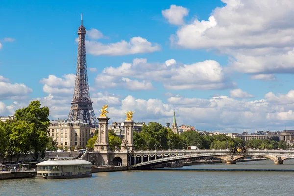 Torre Eiffel e ponte Alexandre III — Foto Stock