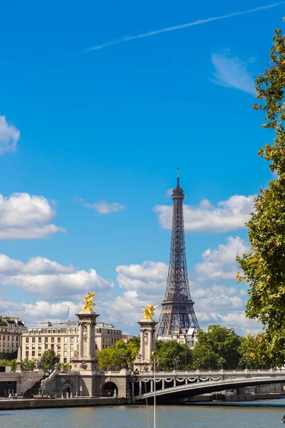 Torre Eiffel y puente Alexandre III — Foto de Stock