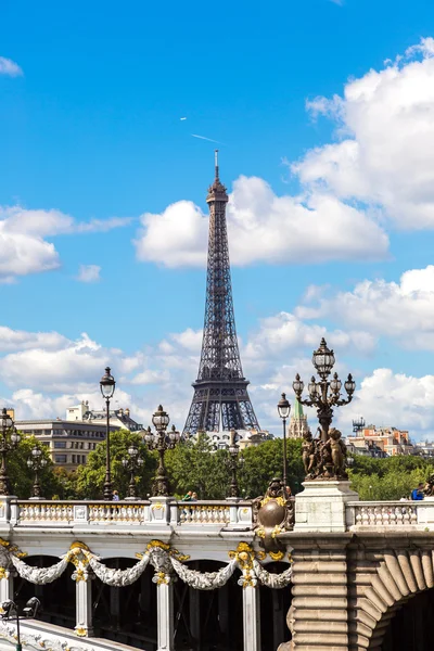 Eiffeltoren en bridge Alexandre Iii — Stockfoto