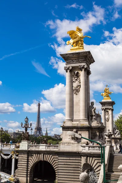 Eiffeltoren en bridge Alexandre Iii — Stockfoto