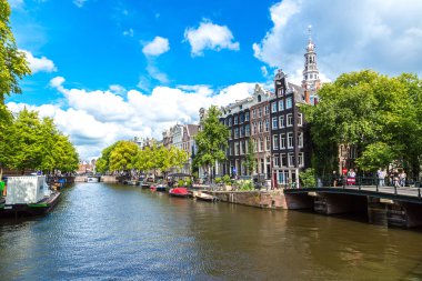Amsterdam kanalları ve tekneler
