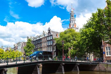Amsterdam kanalları ve tekneler