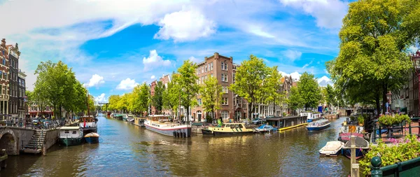 Kanalen och bron i amsterdam — Stockfoto