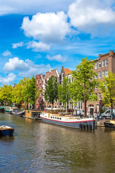 Типових амстердамських каналів і човни — стокове фото
