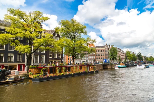 Canales y barcos de Ámsterdam — Foto de Stock