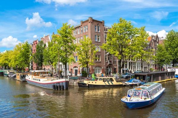 Amsterdam kanalları ve tekneler — Stok fotoğraf