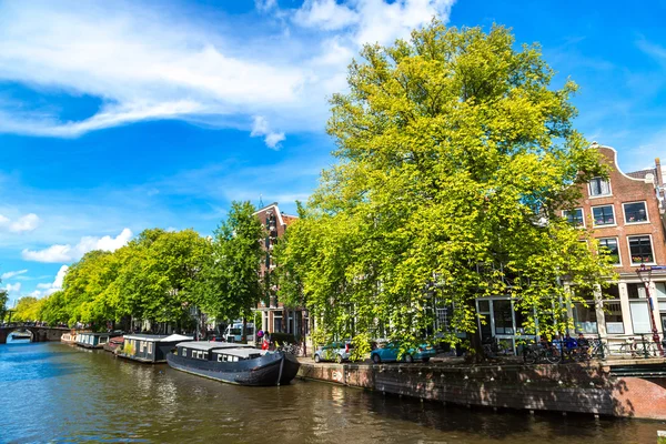 Canales y barcos de Ámsterdam — Foto de Stock