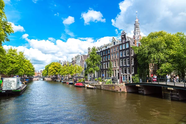 Amsterdam canais e barcos — Fotografia de Stock