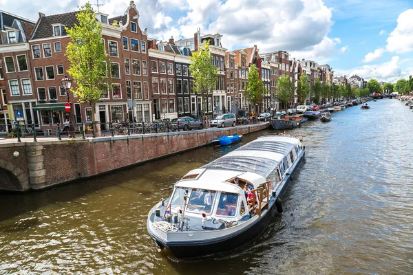 Kanalerna i Amsterdam och båtar — Stockfoto