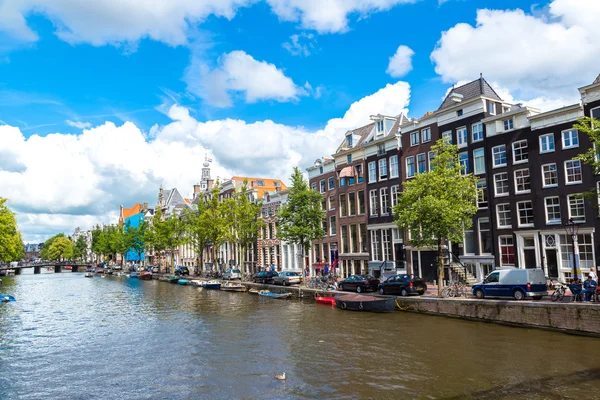 Amsterdam kanalları ve tekneler — Stok fotoğraf
